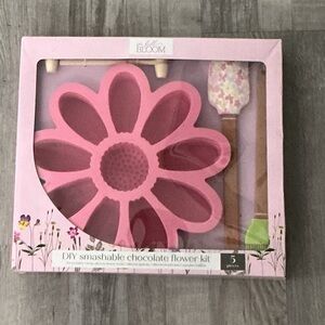 IN FULL BLOOM DIY smashable chocolate flower kit NWOT